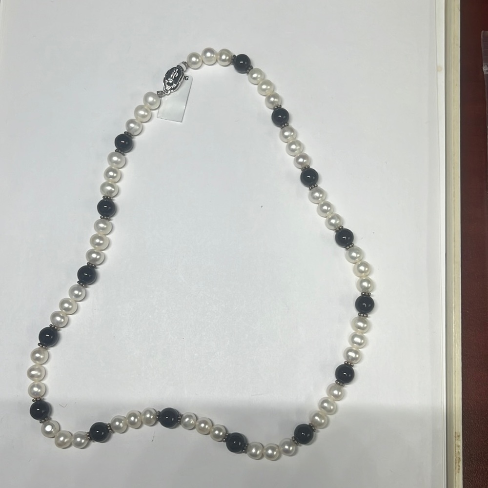 Black & White Pearl Necklace